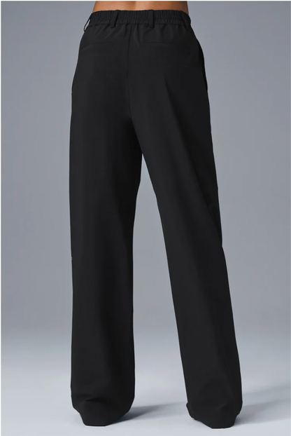 Set bestaande uit een cropped blazer van topklasse en een lange pantalon met hoge taille.